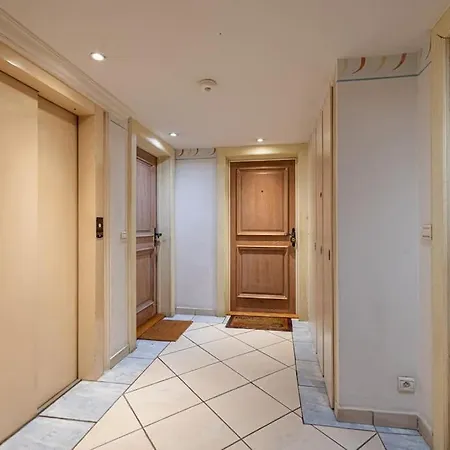 Elegant And Chic 2 Bedroom With Pool Apartment