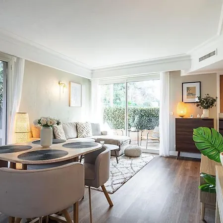 Elegant And Chic 2 Bedroom With Pool Апартаменты