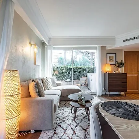 Apartment Elegant And Chic 2 Bedroom With Pool