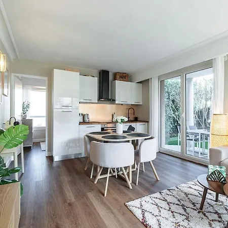 Elegant And Chic 2 Bedroom With Pool Apartment