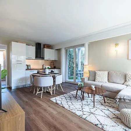Elegant And Chic 2 Bedroom With Pool Apartment