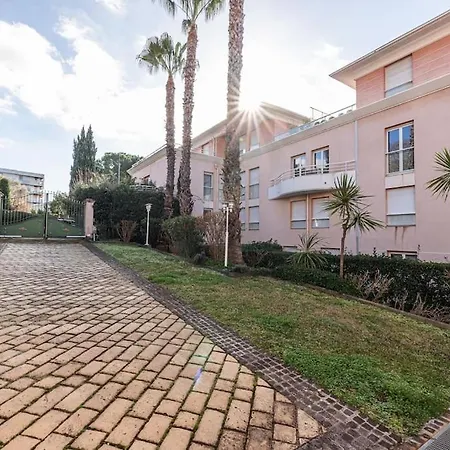Elegant And Chic 2 Bedroom With Pool Apartment